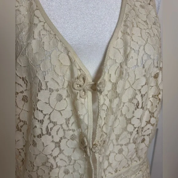 Chic Lace Tank Top in Cream size large, perfect for layering - Picture 3 of 6